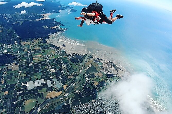 18,000ft Tandem Skydive over Abel Tasman - Photography costs extra, and the choice matters