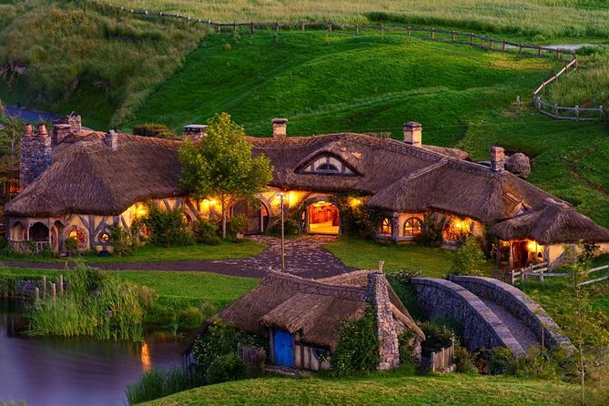 2 Day Waitomo Caves, Hobbiton Movie Set and Rotorua Tour from Auckland - Why the overnight stay makes sense