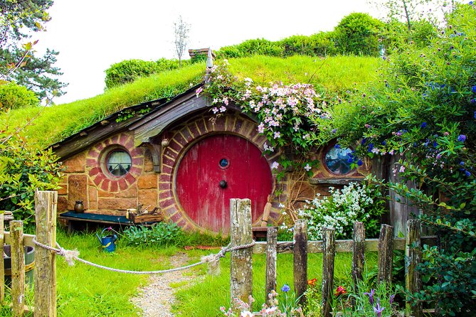 2 Day Waitomo Caves, Hobbiton Movie Set and Rotorua Tour from Auckland - Rotorua after dark: hangi food and Māori performance