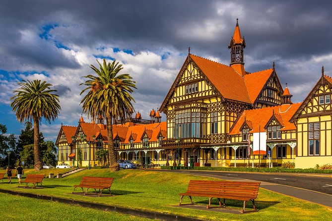 2 Day Waitomo Caves, Hobbiton Movie Set and Rotorua Tour from Auckland - Hobbiton: the strongest stop for film fans