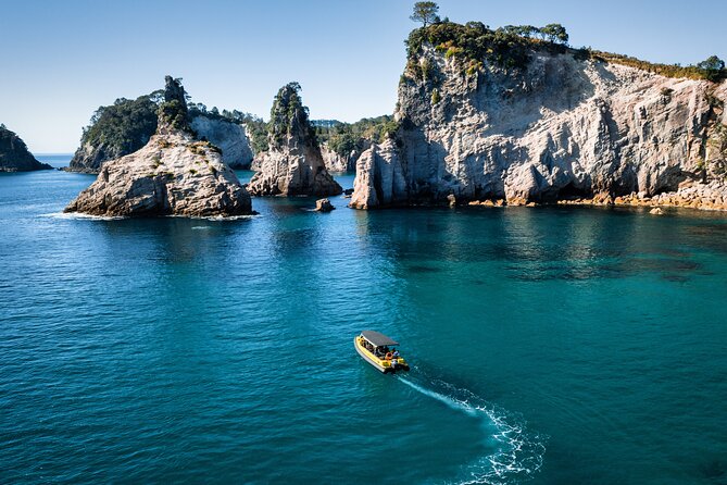 2 Hour Cathedral Cove and Volcanic Coast Cruise with Shade Canopy - What the boat ride feels like