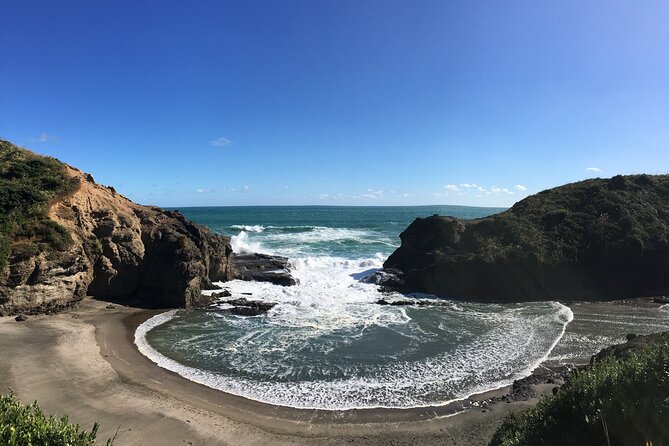 6 Hours Sightseeing Tour in Auckland - Piha Beach brings the day to the west coast