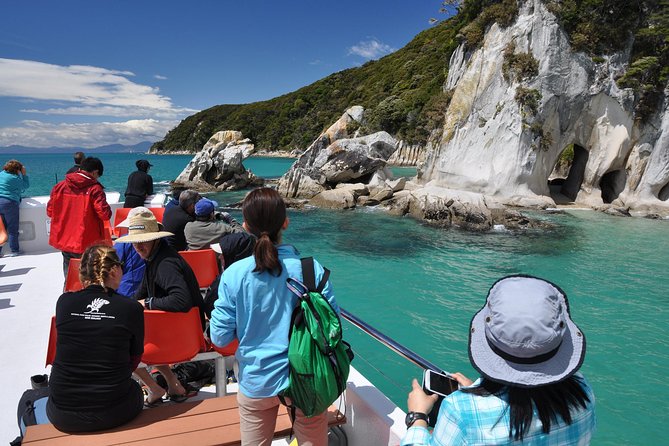 Abel Tasman Vista Cruise - The northbound cruise and Split Apple Rock