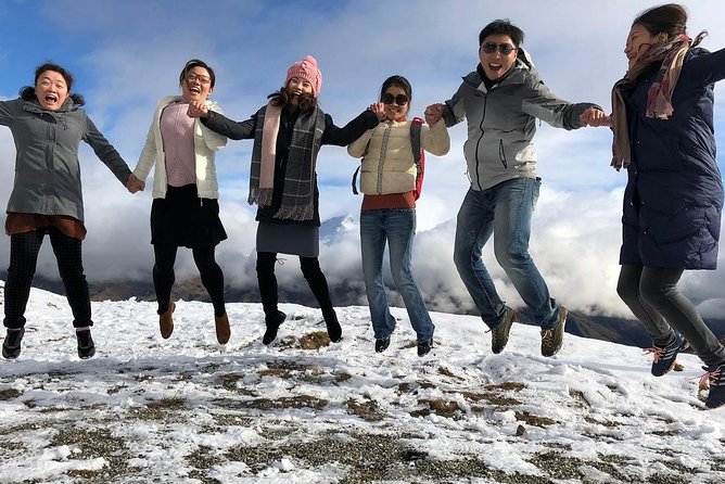 Arrowtown and Wanaka Highlights Tour from Queenstown - Wanaka’s tree and the lakefront hour