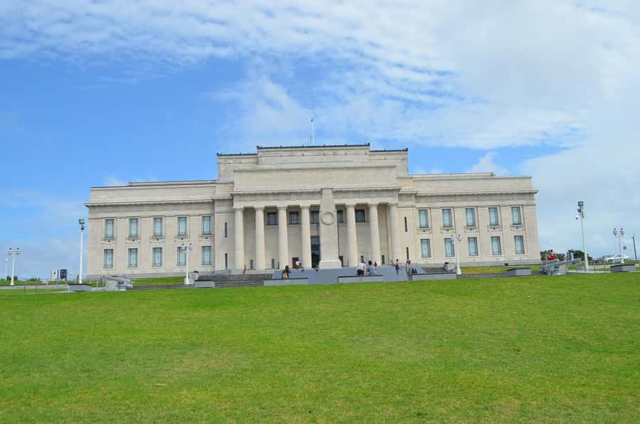 Auckland: Full-Day City Highlights Tour - The historic Riverhead Tavern and the vineyard tasting