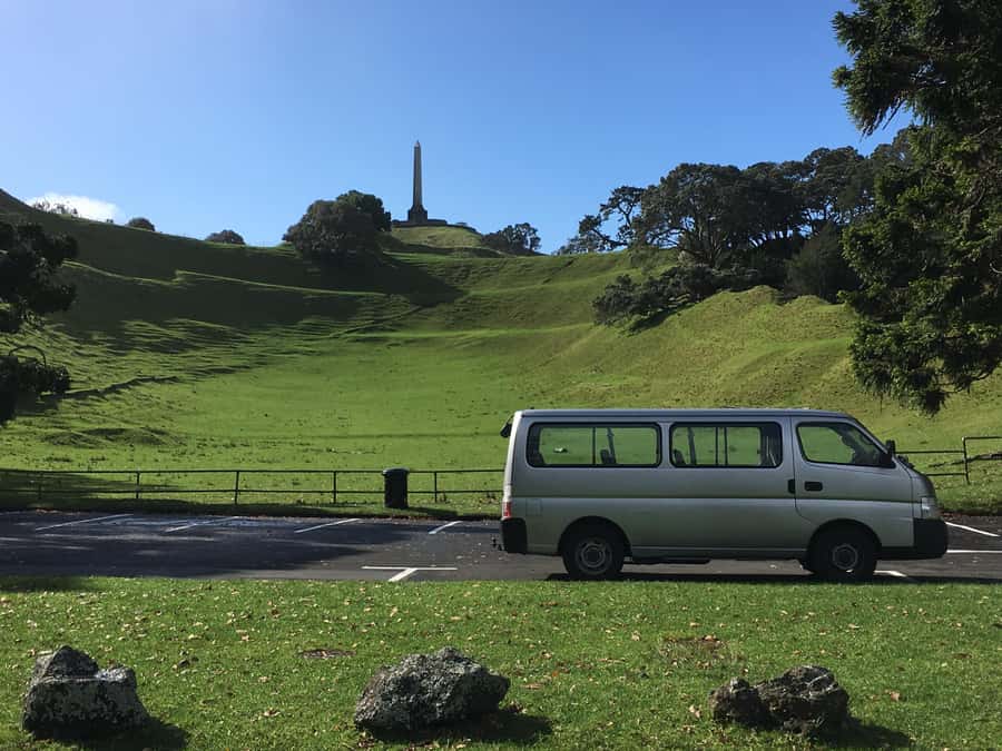 Auckland: Half-Day Auckland Volcanoes Tour - Mt. Eden: a strong final viewpoint