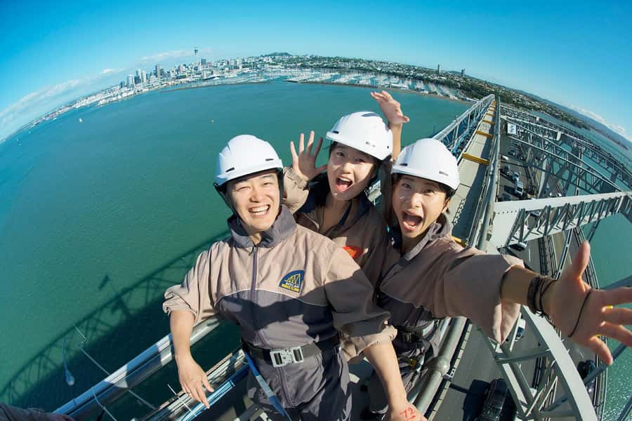 Auckland Harbor Bridge: Bridge Climb - Getting to the bridge from Auckland