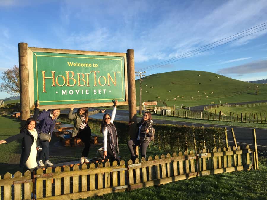 Auckland: Hobbiton and Rotorua Day Tour including Te Puia - What the 13-hour schedule feels like