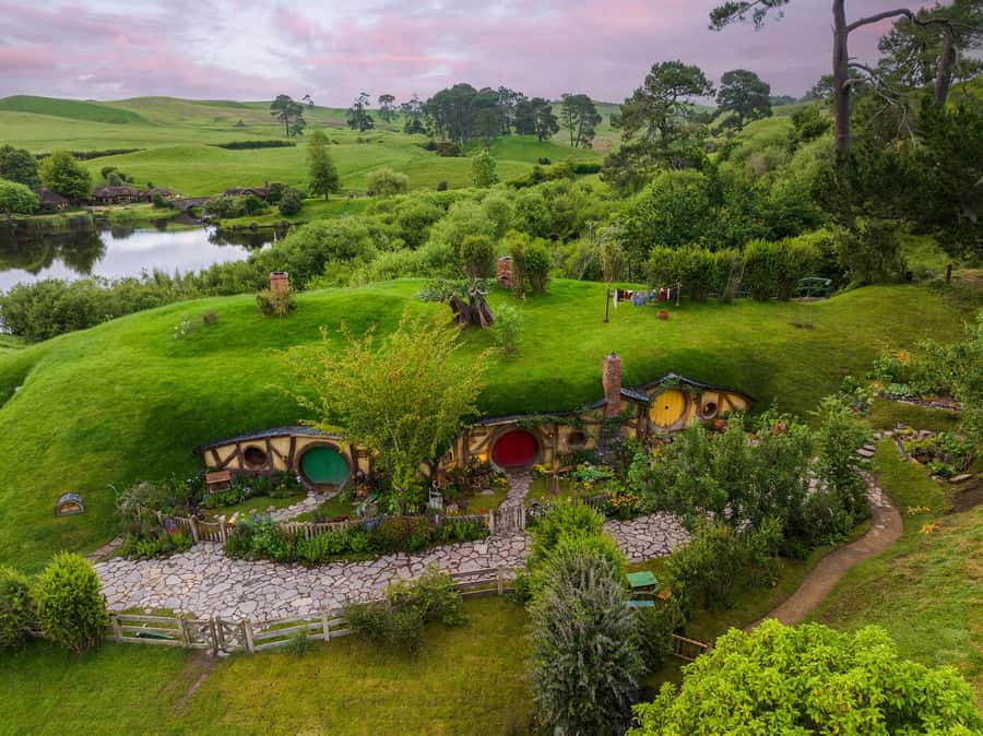 Auckland: Hobbiton Movie Set Day Trip with Festive Lunch - Who should book this day trip?