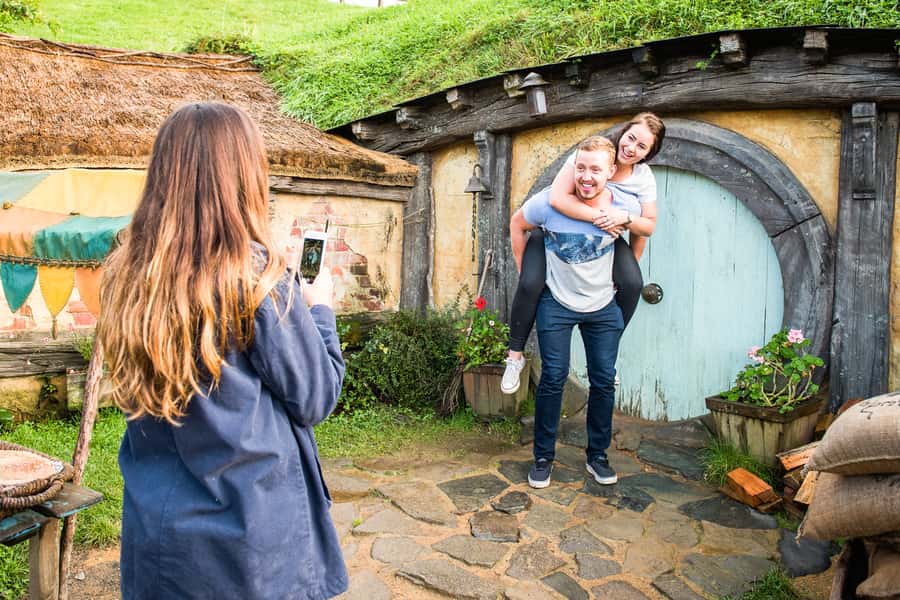 Auckland: Hobbiton Movie Set Tour with Lunch - Bag End, the Green Dragon, and the parts you should watch
