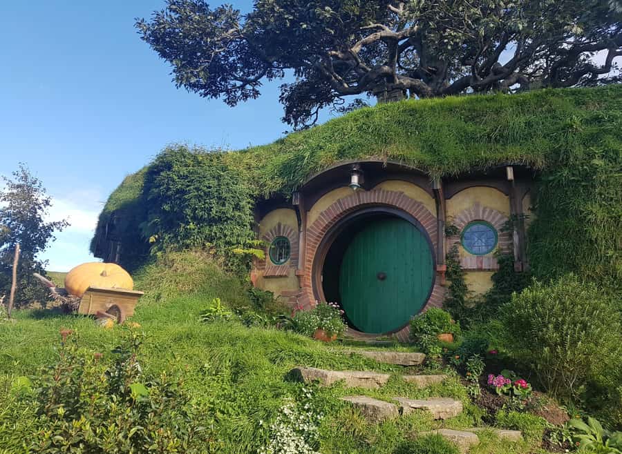 Auckland: Hobbiton, Rotorua, Waiotapu and Waitomo 3-Day Tour - Hobbiton begins the journey