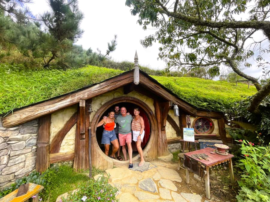 Auckland: Hobbiton, Waitomo Caves, and Rotorua 1-Way Tour - What the $256 price really covers