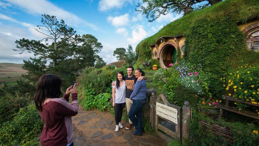 Auckland: Hobbiton & Waitomo Caves Small-Group Tour & Lunch - Waitomo’s limestone chambers and glowworm grotto
