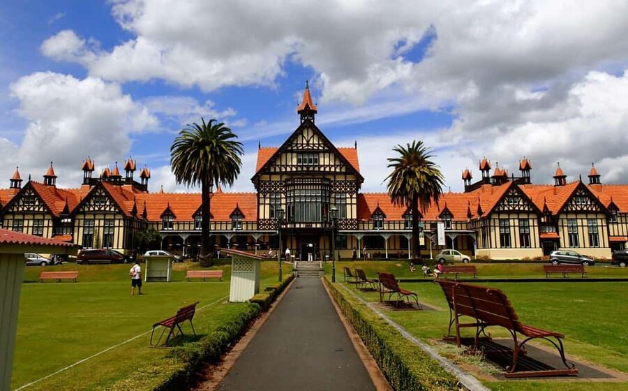 Auckland: One-Way Tour to Rotorua with Waitomo Caves - Who should book this experience?