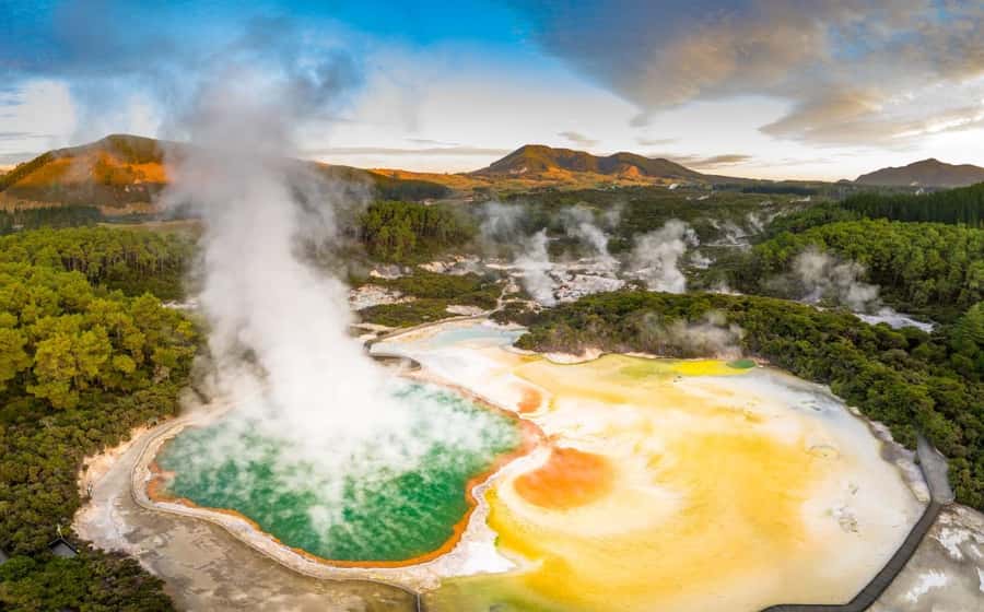 Auckland: Rotorua Highlights inc Wai-O-Tapu & Polynesian Spa - Walking through Wai-O-Tapu Thermal Wonderland