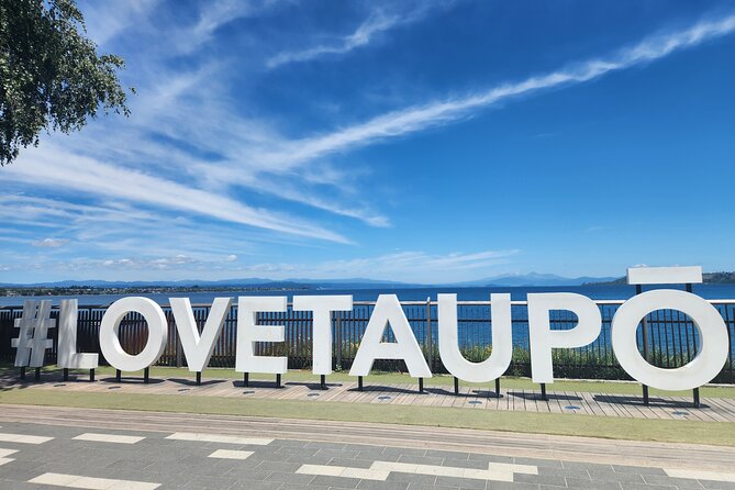 Auckland: Rotorua, Taupo, Waiotapu & Huka Falls Private Trip - The long road from Auckland