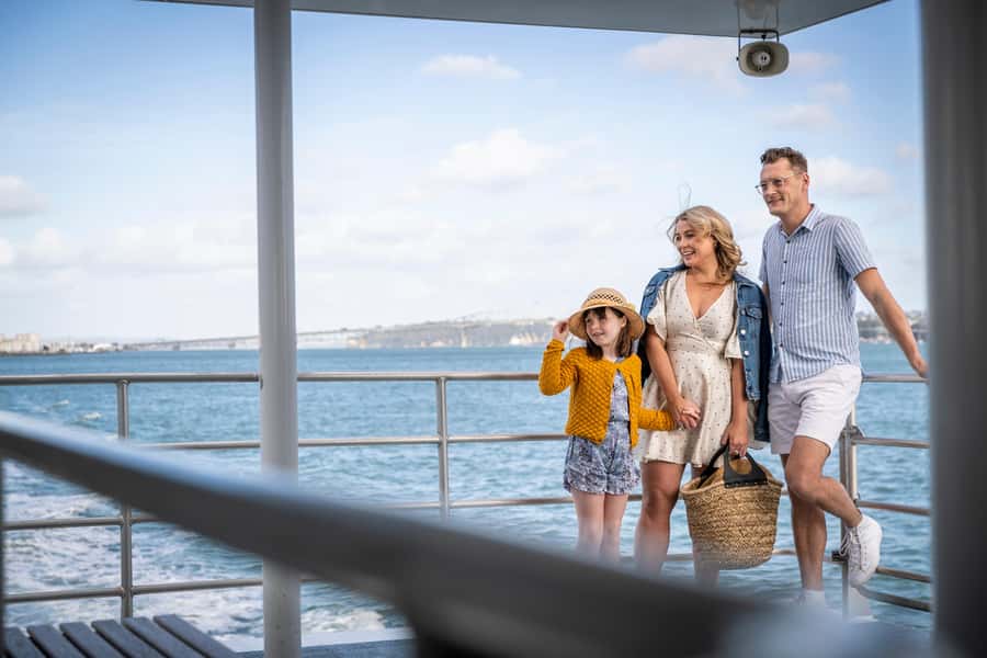 Auckland: Scenic Harbour Sightseeing Cruise - Seeing the Sky Tower from the harbour