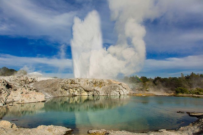 Auckland to Hobbiton Movie Set and Rotorua's Geothermal Valley - Key points to know before you book