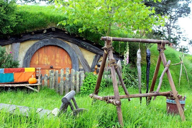 Auckland to Waitomo Caves and Hobbiton Movie Set Private Tour - Waitomo’s glowworms from an underground boat