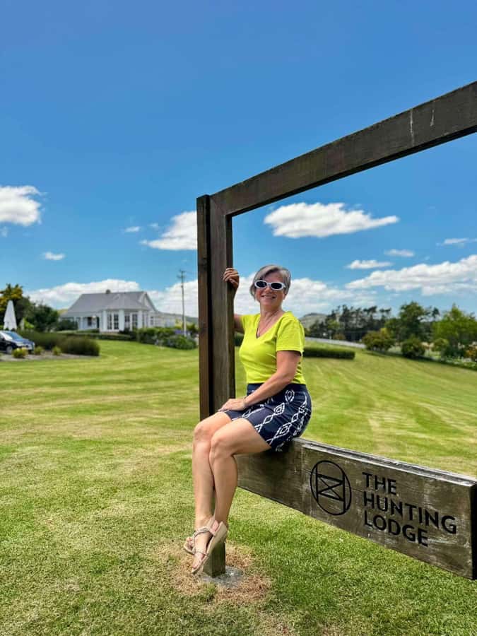 Auckland: Wine region tour with tastings and gourmet lunch - What the guide adds to the day