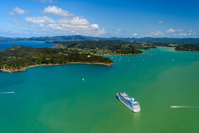 Bay of Islands Discovery Experience from Auckland incl. Hole In The Rock Cruise - Cape Brett and the famous Hole in the Rock