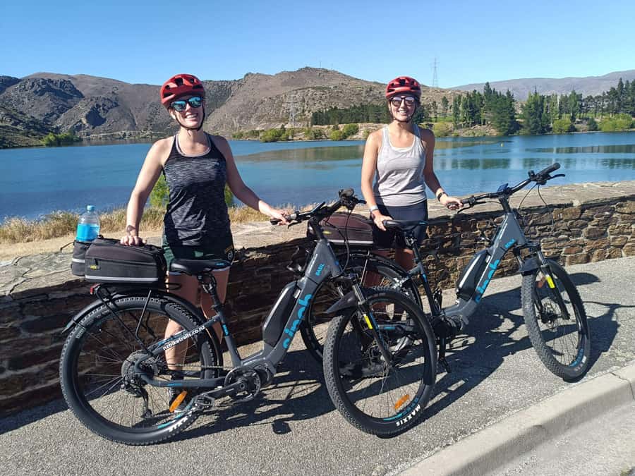 Cromwell: Lake Dunstan Trail Bike Rental and Luxury Shuttle - Riding the Engineered Edge of Lake Dunstan