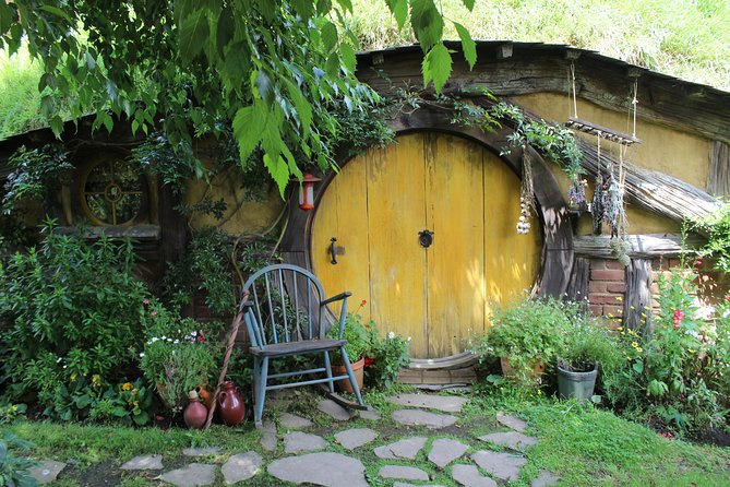 Day Tour Hobbiton + Rotorua from Auckland in Luxury Minibus - Who should book this tour?