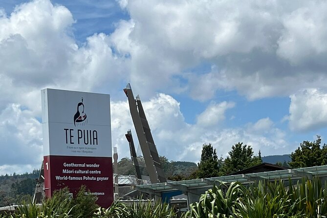 Ex Auckland: Rotorua Māori Village with Haka and Hot Springs - Rotorua’s geothermal sights between the main stops