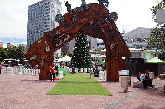 Explore Auckland: Self Guided Audio Tour - Meeting Sir Dove-Myer Robinson in bronze