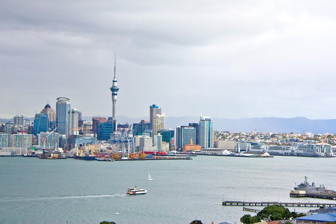 Explore Auckland: Self Guided Audio Tour - Albert Park and the Gateway sculpture
