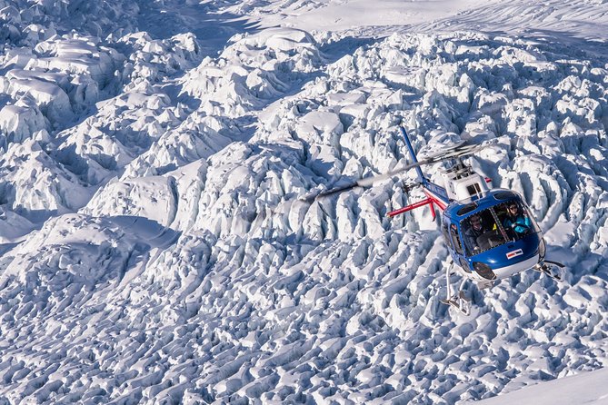 Franz Josef: Neve Discoverer Helicopter Flight with snow landing - Leaving Franz Josef Village for the ice