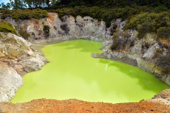 From Auckand: Waiotapu and Polynesian Spa Rotorua Day Tour - A short look at Rotorua before the spa