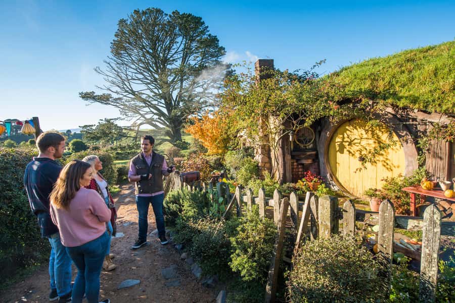 From Auckland: Hobbiton and Waitomo Day Tour with Lunch - Early pickup and the road to Waikato