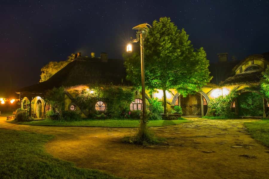 From Auckland: Hobbiton Movie Set Full-Day Small-Group Trip - Booking details that affect the day