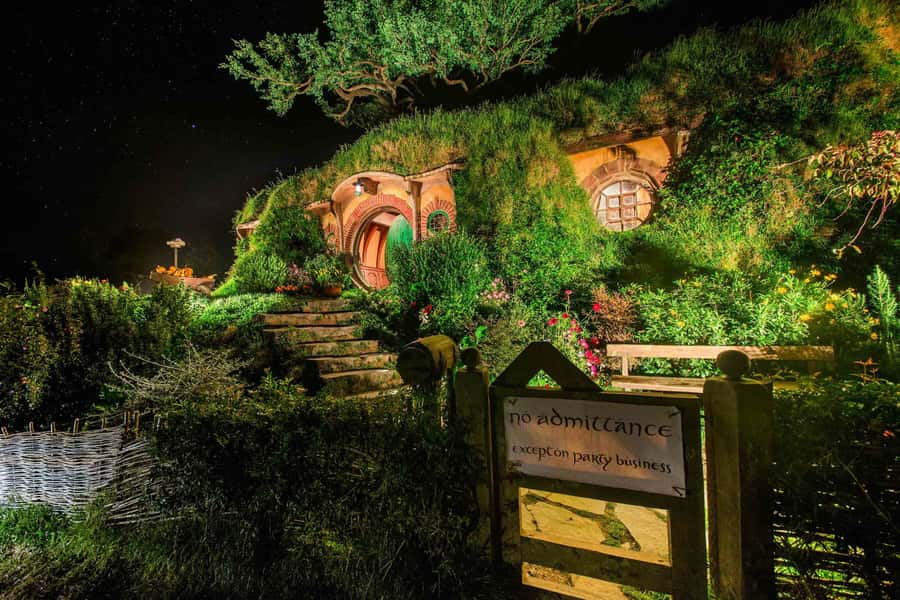 From Auckland: Hobbiton Movie Set Full-Day Small-Group Trip - The Green Dragon drink and Shire Store
