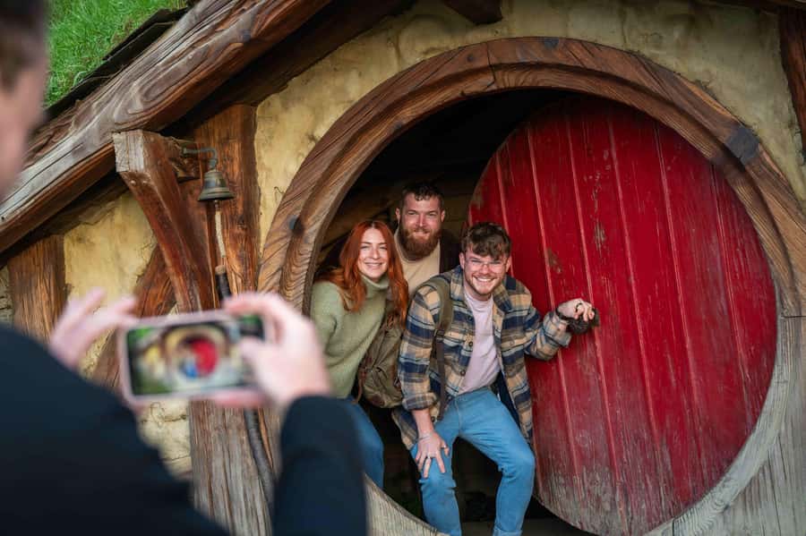 From Auckland: Hobbiton Movie Set Trip with Guided Tour - Leaving Auckland before breakfast
