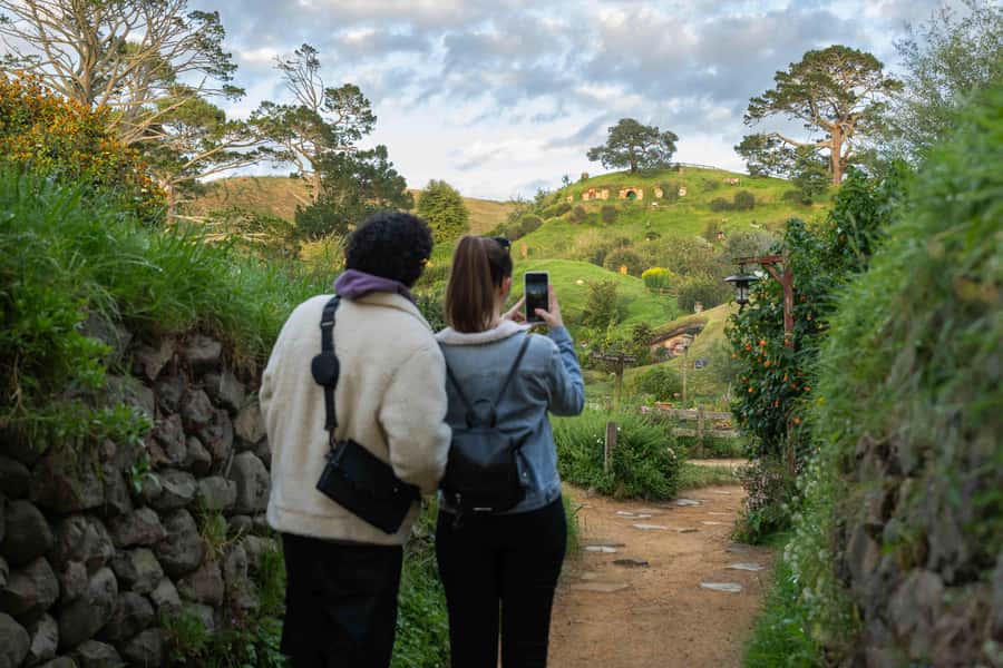 From Auckland: Hobbiton Movie Set Trip with Guided Tour - A useful half-hour at Shire’s Rest