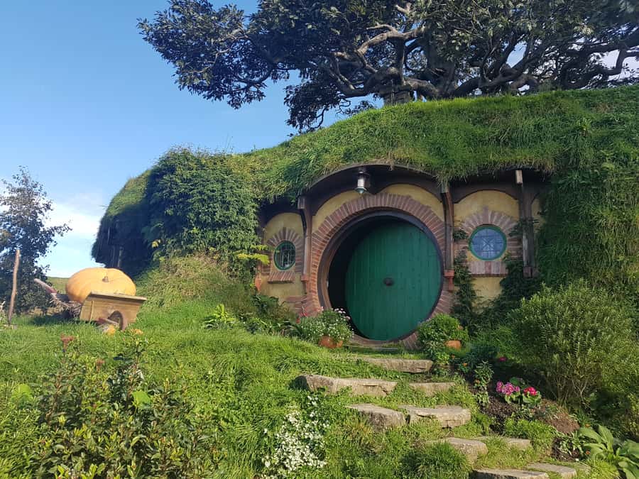 From Auckland: Hobbiton & Rotorua Tour with Lunch at Te Puia - Hobbiton: a 2.5-hour walk through Middle-earth