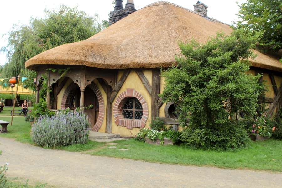 From Auckland: Hobbiton & Rotorua Tour with Lunch at Te Puia - Te Puia: geysers, Māori arts, and a generous lunch