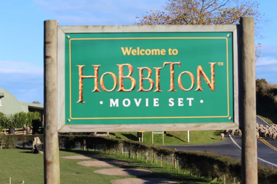 From Auckland: Hobbiton & Rotorua Tour with Lunch at Te Puia - Pickup and the ride south from Auckland
