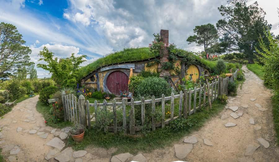 From Auckland: Hobbiton & Waitomo Caves Day Trip with Lunch - Lunch and the Waitomo road