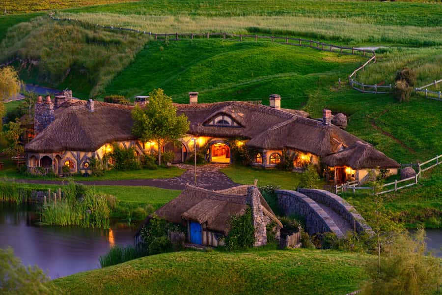From Auckland: Hobbiton & Waitomo Caves Full-Day Trip - Waitomo Glowworm Caves by boat