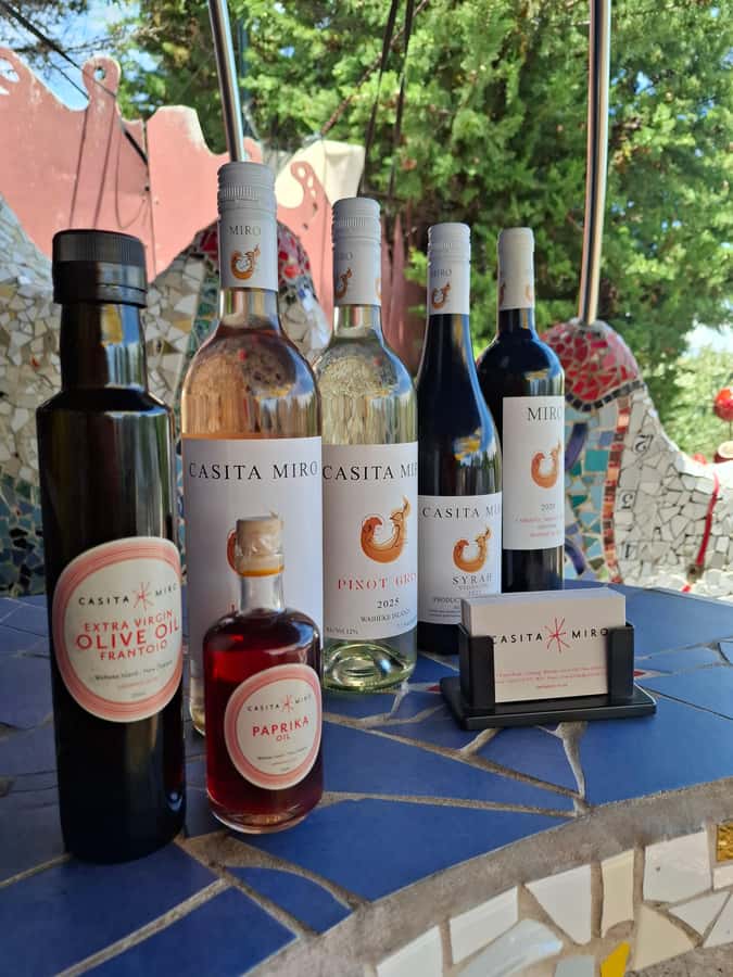 From Auckland: Waiheke Island Sip & Savour Tour with Lunch - Three vineyards, three different tasting stops