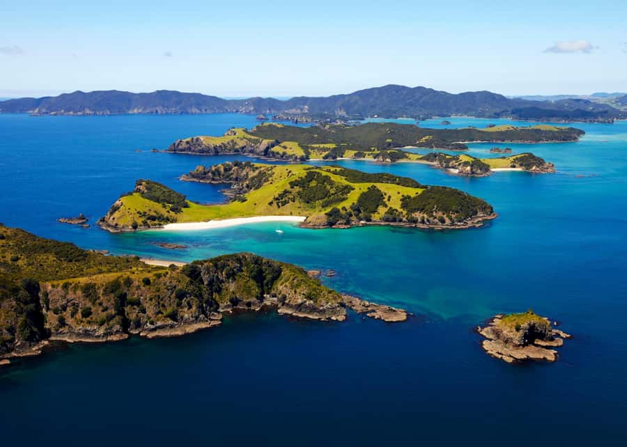 From Paihia: Hole in the Rock Cruise & Island Tour: 3 Hour - The approach to the Hole in the Rock