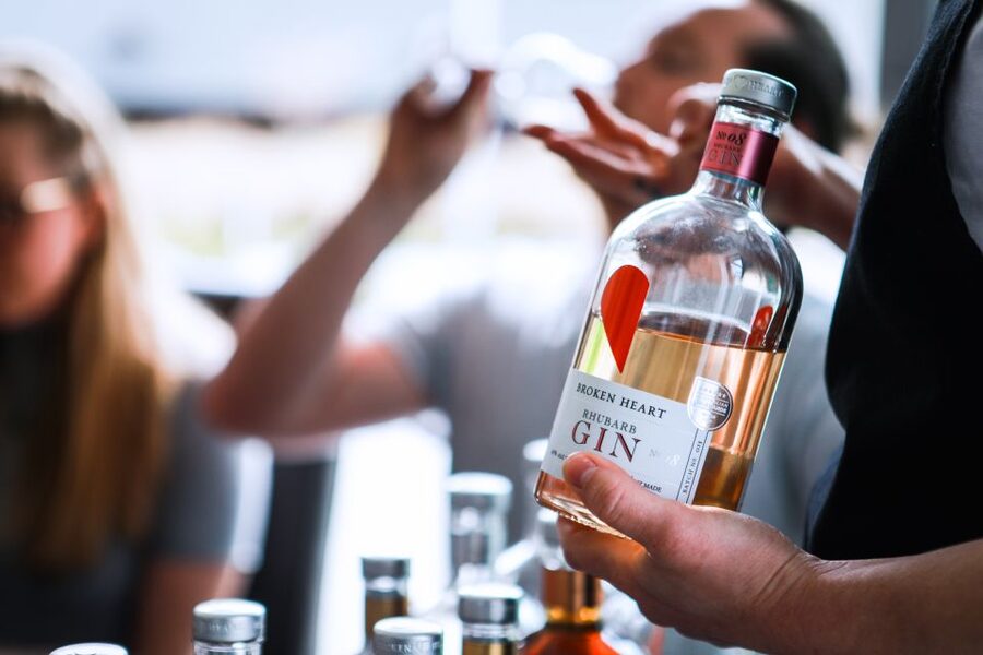 From Queenstown: Guided Gin Tour with Tastings - Cardrona Valley and Arrowtown between tastings