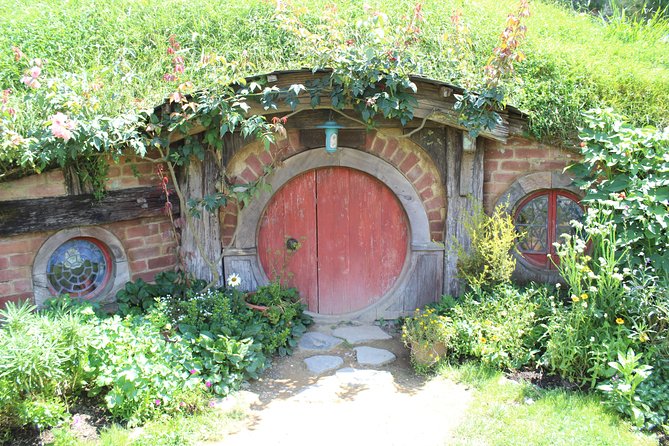 Hobbiton Afternoon Tour in Luxury Minibus from Auckland - A drink at the Green Dragon Inn