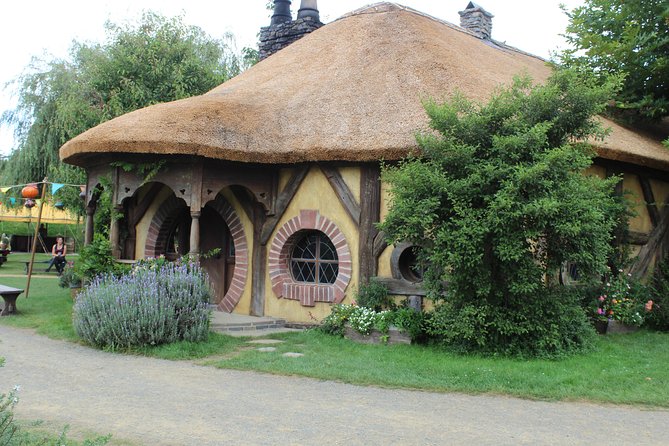 Hobbiton and Waitomo Caves from Auckland - Smaller Group - The early road trip from Auckland
