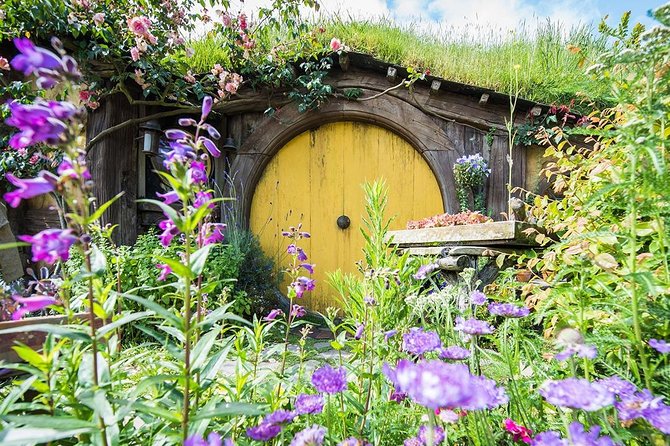 Hobbiton & Rotorua Small Group Day Tour inc Te Puia from Auckland - Tirau and the Waikato road north
