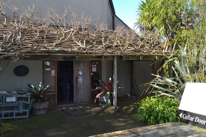 Kumeu Winery Boutique Tour with Gourmet Lunch from Auckland - Food, wine, and comfort tips
