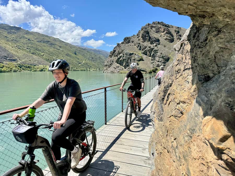 Lake Dunstan Discovery - on an eBike - Lakeside riding from the rowing club to Halfway Hut